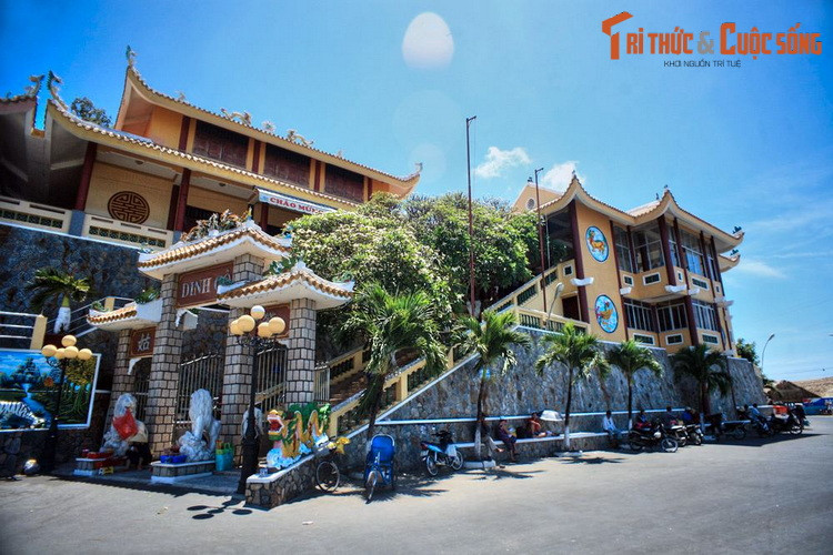 1. Tọa lạc bên bờ biển tại thị trấn Long Hải, thuộc huyện Long Điền, tỉnh Bà Rịa - Vũng Tàu, dinh Cô là một địa điểm tâm linh nổi tiếng linh thiêng của khu vực Đông Nam Bộ. Dinh thờ này được lập vào cuối thế kỷ 18 để thờ một cô gái trẻ tên là Lê Thị Hồng (tục là Thị Cách).