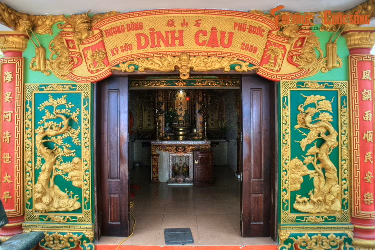 Vị thần được ở dinh là bà Chúa Ngọc Nương Nương và hai cậu con trai của bà là Cậu Quý và Cậu Tài. Xung quanh các nhân vật này có những câu chuyện nửa thực nửa hư được lưu truyền trong dân gian.