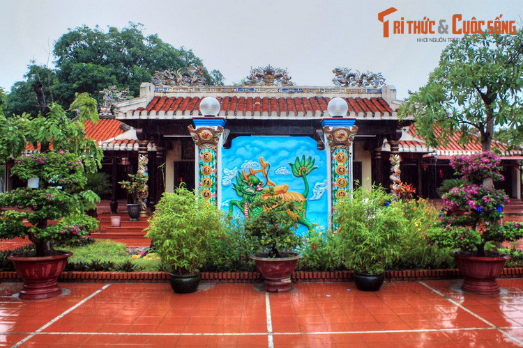 Thầy Thím thực chất là cách gọi một vợ chồng đạo sĩ (chồng là Thầy, vợ là Thím) vừa tài phép, vừa nhân ái. Do kẻ xấu dèm pha, hai người bị triều đình trừng phạt và phải lánh về vùng rừng núi hẻo lánh ở La Gi. Tại đây, họ đã nhiều lần giúp đỡ người dân vượt hoạn nạn, tiếng lành đồn rất xa.