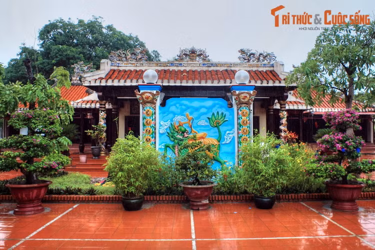 Thầy Thím thực chất là cách gọi một vợ chồng đạo sĩ (chồng là Thầy, vợ là Thím) vừa tài phép, vừa nhân ái. Do kẻ xấu dèm pha, hai người bị triều đình trừng phạt và phải lánh về vùng rừng núi hẻo lánh ở La Gi. Tại đây, họ đã nhiều lần giúp đỡ người dân vượt hoạn nạn, tiếng lành đồn rất xa.