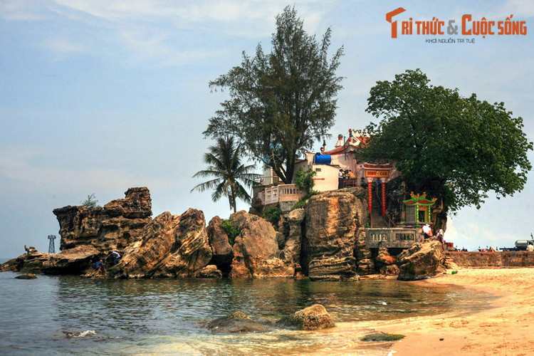 3. Nằm ở phường Dương Đông, TP Phú Quốc, tỉnh Kiên Giang, dinh Cậu vừa là một địa điểm tâm linh, vừa là thắng cảnh nổi tiếng của hòn đảo Ngọc phương Nam. Sự hình thành của di tích này gắn mới một giai thoại được lưu truyền dân gian.