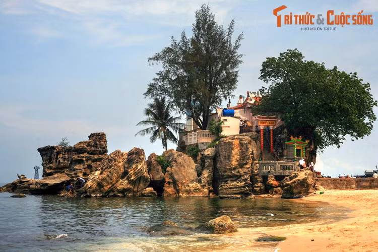 3. Nằm ở phường Dương Đông, TP Phú Quốc, tỉnh Kiên Giang, dinh Cậu vừa là một địa điểm tâm linh, vừa là thắng cảnh nổi tiếng của hòn đảo Ngọc phương Nam. Sự hình thành của di tích này gắn mới một giai thoại được lưu truyền dân gian.