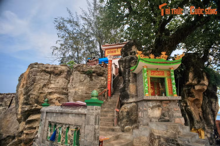 Theo đó, vào khoảng thế kỷ thứ 17, những cư dân đầu tiên từ miền Trung đã đến định cư tại khu vực mà ngày nay là phường Dương Đông. Vào mùa biển động, nhiều người ra khơi gặp sóng dữ đã mãi mãi không về.