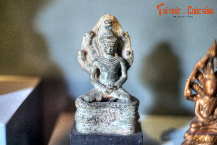 Tượng Phật và rắn thần Naga bằng đồng của Campuchia, thế kỷ 15-16. Các quốc gia Đông Nam Á có nhiều nét tương đồng trong văn hóa. Tuy nhiên, tùy đặc thù mỗi nước, việc tiếp nhận Phật giáo diễn ra theo những cách thức riêng biệt.