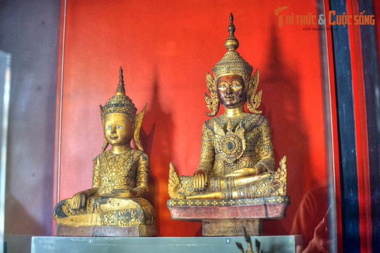 Tượng Phật bằng gỗ sơn thếp vàng, Campuchia, thế kỷ 18-19. Tư thế chủ yếu của tượng Phật Nam Tông là tư thế tọa thiền. Các tư thế khác như nhập Niết Bàn hay đứng giảng pháp cũng xuất hiện nhưng số lượng ít hơn nhiều.