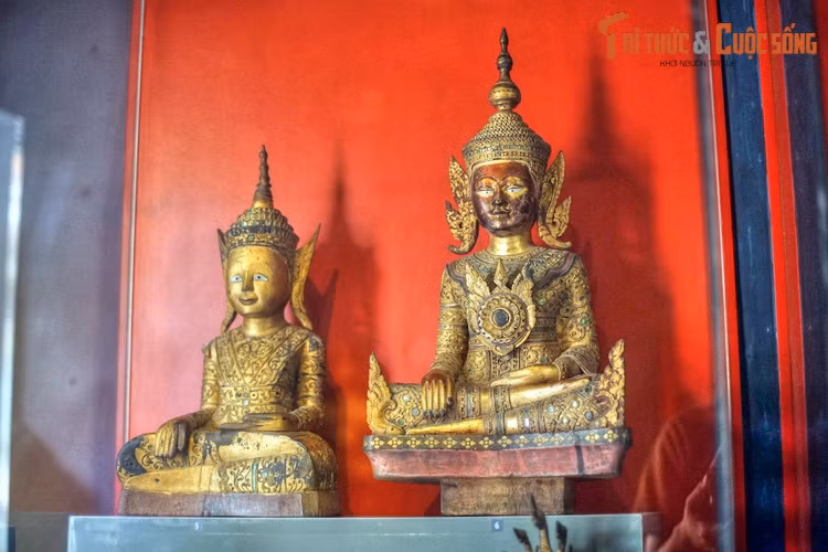 Tượng Phật bằng gỗ sơn thếp vàng, Campuchia, thế kỷ 18-19. Tư thế chủ yếu của tượng Phật Nam Tông là tư thế tọa thiền. Các tư thế khác như nhập Niết Bàn hay đứng giảng pháp cũng xuất hiện nhưng số lượng ít hơn nhiều.