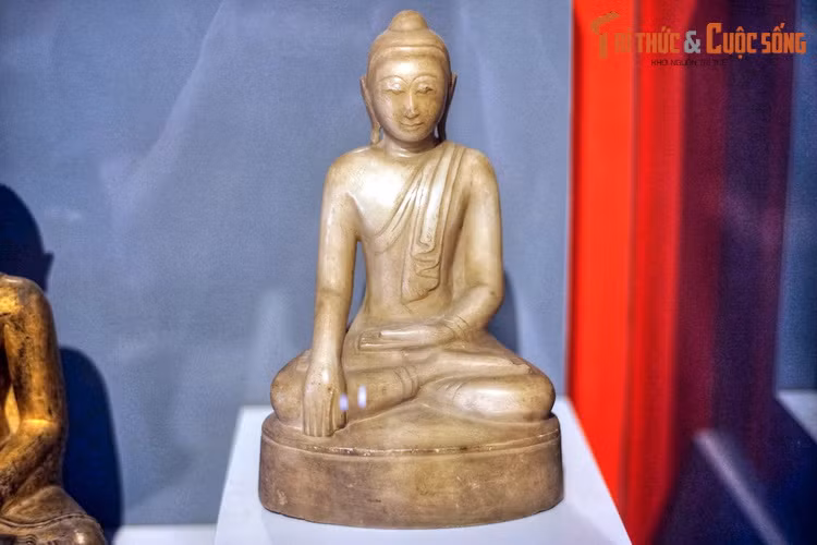 Một bức tượng Phật bằng đá ngọc của Thái Lan, thế kỷ 18-19, hiện vật trong trưng bày chuyên đề về tượng Phật một số nước châu Á ở Bảo tàng Lịch sử TP HCM.
