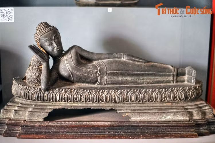 Tượng Phật nhập Niết Bản bằng đồng của Thái Lan, thế kỷ 15. Nhiều bức tượng Phật giáo Nam Tông thể hiện hình ảnh Đức Phật trong áo choàng hở vai - y phục của đạo Phật nguyên thủy. Loại y phục này hiếm khi xuất hiện trên tượng Phật Bắc Tông.