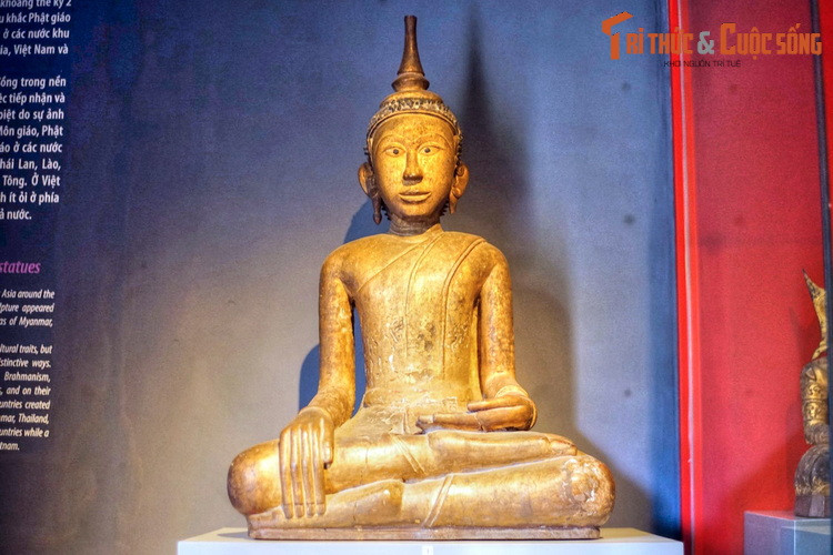  Tượng Phật cổ Nam Tông bằng gỗ sơn thếp vàng có nguồn gốc từ Campuchia, niên đại thế kỷ 17, hiện vật trong trưng bày chuyên đề về tượng Phật một số nước châu Á ở Bảo tàng Lịch sử TP HCM. Nam Tông là một trong hai hệ phái Phật giáo lớn, thịnh hành ở Nam và Đông Nam Á.