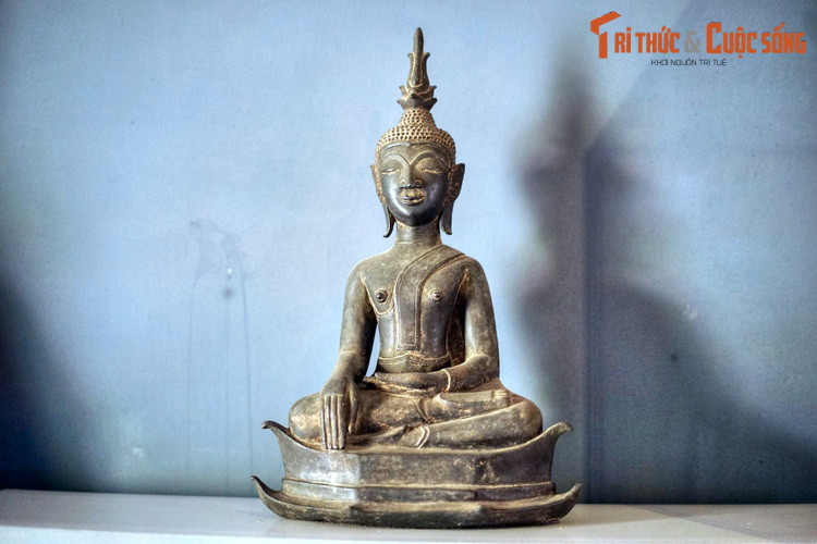 Tượng Phật bằng đồng, Thái Lan, thế kỷ 15. Nếu Phật giáo Bắc Tông tái hiện hình ảnh Đức Phật với vẻ đầy đặn, phúc hậu thì Phật giáo Nam Tông có xu hướng mô tả Đức Phật với dáng vẻ thanh thoát, nhẹ nhàng hơn. Bàn tay Phật thường có ngón rất dài.