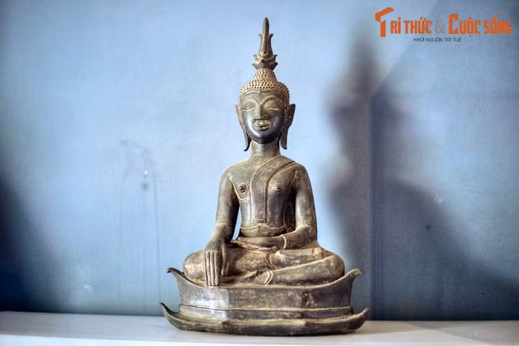 Tượng Phật bằng đồng, Thái Lan, thế kỷ 15. Nếu Phật giáo Bắc Tông tái hiện hình ảnh Đức Phật với vẻ đầy đặn, phúc hậu thì Phật giáo Nam Tông có xu hướng mô tả Đức Phật với dáng vẻ thanh thoát, nhẹ nhàng hơn. Bàn tay Phật thường có ngón rất dài.