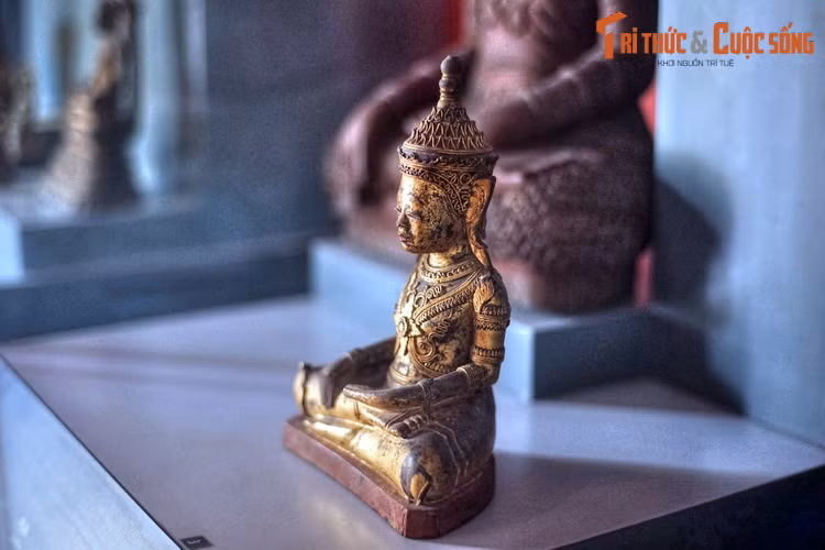 Tượng Phật bằng gỗ phủ sơn, Campuchia, thế kỷ 19. Theo phái Nam Tông, Đức Phật Thích Ca là vị Phật duy nhất được tôn thờ. Do đó, tượng Phật Nam Tông chỉ tập trung vào hình tượng Phật Thích Ca chứ không có nhiều vị chư Phật như trong Phật giáo Bắc Tông.