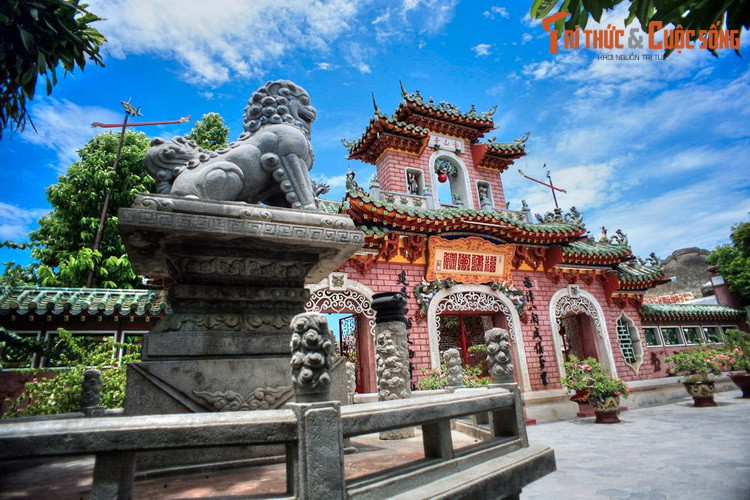 Dù Di sản thế giới phố cổ Hội An đã tồn tại nhiều thế kỷ, thành phố Hội An lại có tuổi đời khá trẻ. Thành phố này được thành lập ngày 29/1/2008 trên cơ sở toàn bộ diện tích tự nhiên, dân số và các đơn vị hành chính trực thuộc của thị xã Hội An. Ảnh: Hội quán Phúc Kiến ở phố cổ Hội An.