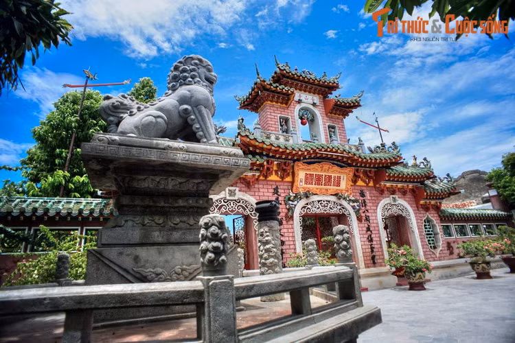 Dù Di sản thế giới phố cổ Hội An đã tồn tại nhiều thế kỷ, thành phố Hội An lại có tuổi đời khá trẻ. Thành phố này được thành lập ngày 29/1/2008 trên cơ sở toàn bộ diện tích tự nhiên, dân số và các đơn vị hành chính trực thuộc của thị xã Hội An. Ảnh: Hội quán Phúc Kiến ở phố cổ Hội An.