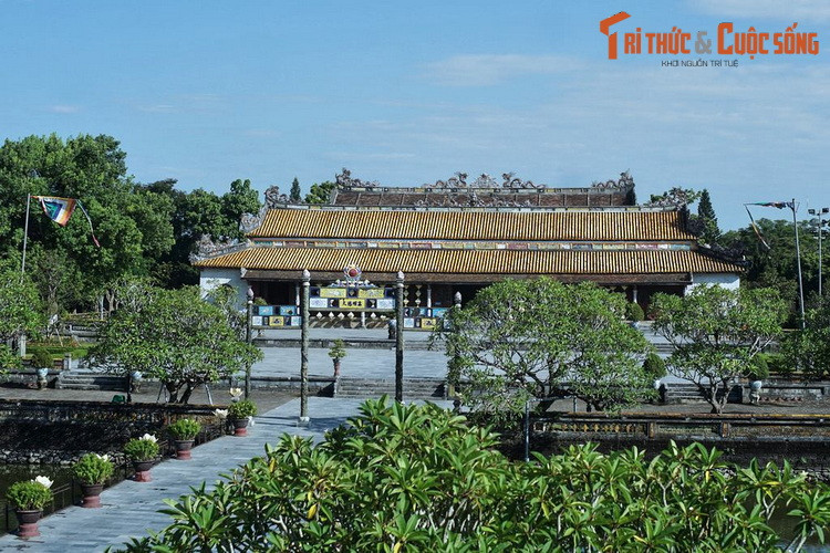 Huế là kinh đô lịch sử của vương triều Nguyễn, nhưng về mặt hành chính, phải đến ngày 12/7/1899 vua Thành Thái mới ban Dụ thành lập thị xã Huế. Thành phố Huế ra đời ngày 12/12/1929 khi Toàn quyền Đông Dương công nhận thị xã Huế là thành phố đô thị loại 3. Ảnh: Hoàng thành Huế.