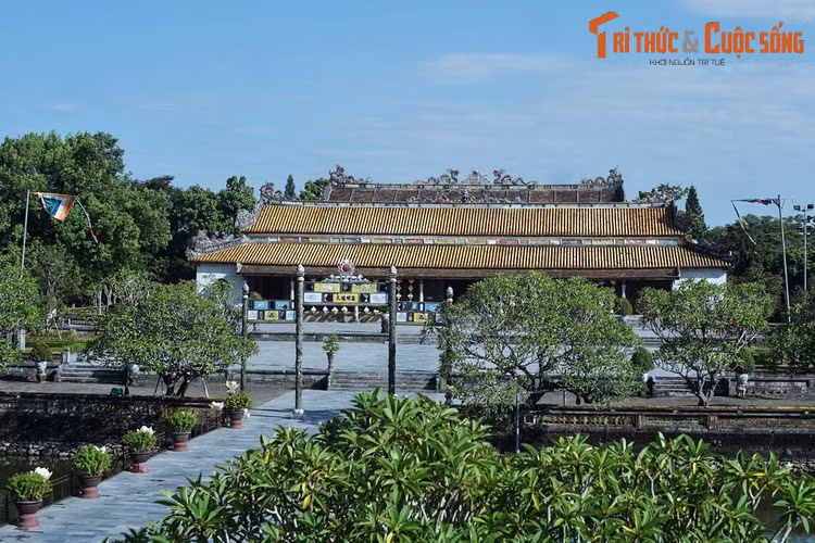 Huế là kinh đô lịch sử của vương triều Nguyễn, nhưng về mặt hành chính, phải đến ngày 12/7/1899 vua Thành Thái mới ban Dụ thành lập thị xã Huế. Thành phố Huế ra đời ngày 12/12/1929 khi Toàn quyền Đông Dương công nhận thị xã Huế là thành phố đô thị loại 3. Ảnh: Hoàng thành Huế.