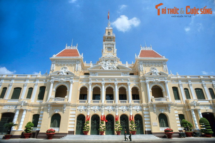 Năm 1698 là năm thành lập Sài Gòn - TP. HCM. Đó là năm tướng Nguyễn Hữu Cảnh lập phủ Gia Định và hai huyện Phức Long, Tân Bình. Về mặt hành chính, TP. HCM chính thức được thành lập vào tháng 7/1976, hơn một năm sau ngày giải phóng Sài Gòn . Ảnh: Tòa nhà UBND TP. HCM.