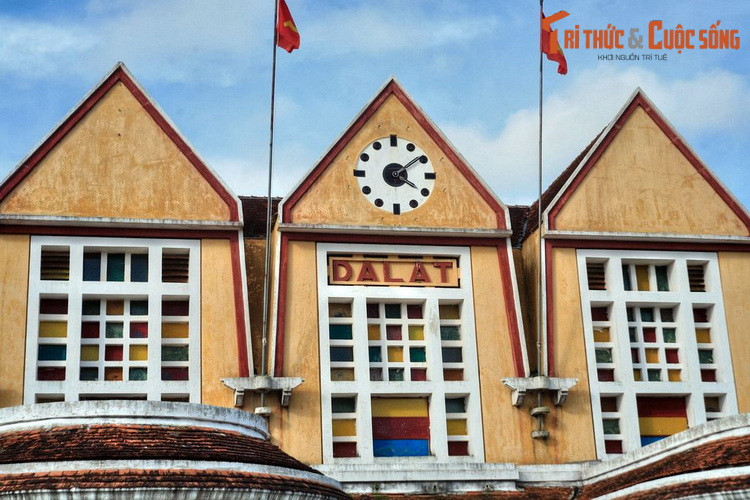 Trong các thành phố Việt Nam, Đà Lạt có "sinh nhật" khá đặc biệt. Đó là chiều ngày 21/6/1893, khi bác sĩ Yersin bước ra khỏi rừng thông và nhìn thấy một cao nguyên tuyệt đẹp: Cao nguyên Lâm Viên. Đây là khoảnh khắc “phát hiện ra Đà Lạt” nổi tiếng lịch sử. Ảnh: Ga Đà Lạt.