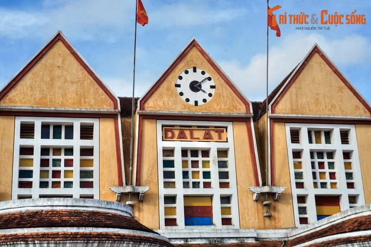 Trong các thành phố Việt Nam, Đà Lạt có "sinh nhật" khá đặc biệt. Đó là chiều ngày 21/6/1893, khi bác sĩ Yersin bước ra khỏi rừng thông và nhìn thấy một cao nguyên tuyệt đẹp: Cao nguyên Lâm Viên. Đây là khoảnh khắc “phát hiện ra Đà Lạt” nổi tiếng lịch sử. Ảnh: Ga Đà Lạt.