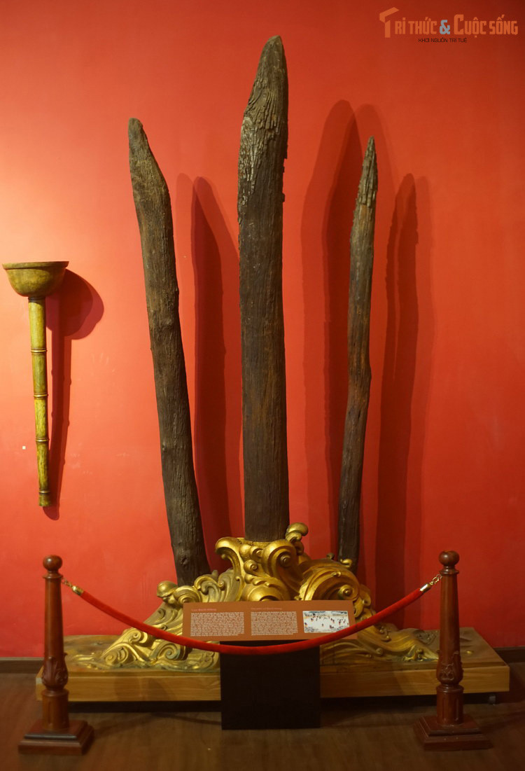 Những chiếc cọc gỗ này là hiện vật của chiến thắng Bạch Đằng 1288, được thu thập tại di tích Chiến thắng Bạch Đằng ở thị xã Quảng Yên, tỉnh Quảng Ninh, hiện được trưng bày tại BT Lịch sử TP. HCM. Ngược dòng thời gian, trận dánh diễn ra trong bối cảnh quân Nguyên phải rút chạy về nước qua đường sông Bạch Đằng.