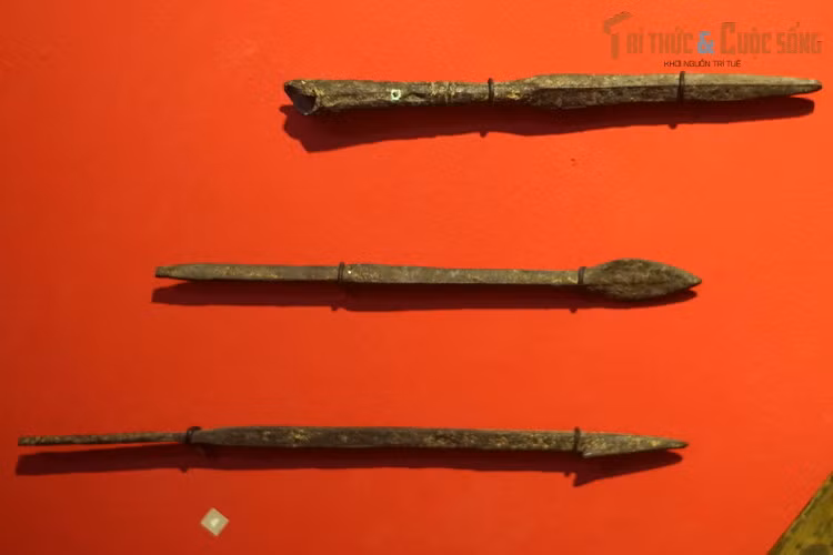 Các loại đầu mũi lao quân nhà Trần dùng để đánh giặc. Ô Mã Nhi cùng binh lính dưới quyền chống cự tuyệt vọng cho đến chiều thì buông vũ khí quy hàng. Giao tranh kết thúc, quân dân nhà Trần đã giành thắng lợi vẻ vang.