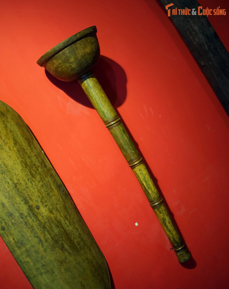 Loa làm bằng gỗ từng được quân nhà Trần sử dụng để truyền hiệu lệnh trong trận Bạch Đằng 1288. Khi đó, đoán được ý đồ của giặc, danh tướng Trần Hưng Đạo sai Nguyễn Khoái dẫn quân đi đường tắt lên mé thượng lưu sông Bạch Đằng chặt gỗ, đẽo nhọn đầu, đóng trên sông rồi đặt phục binh chờ đợi.