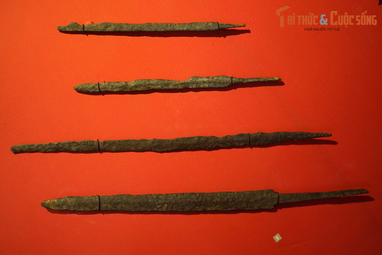 Các loại kiếm của quân nhà Trần được thu thập tại nơi diễn ra trận đánh năm xưa. Trên đường tháo chạy, thủy triều rút làm cọc gỗ nổi lên, thuyền giặc lao vào bãi cọc, bị vỡ, đắm rất nhiều. Trong khi đó, phục binh của ta hai bên bờ đổ ra bắn tên như mưa, đánh vào sườn và phía sau đoàn thuyền kẻ thù.