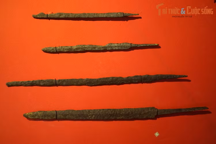 Các loại kiếm của quân nhà Trần được thu thập tại nơi diễn ra trận đánh năm xưa. Trên đường tháo chạy, thủy triều rút làm cọc gỗ nổi lên, thuyền giặc lao vào bãi cọc, bị vỡ, đắm rất nhiều. Trong khi đó, phục binh của ta hai bên bờ đổ ra bắn tên như mưa, đánh vào sườn và phía sau đoàn thuyền kẻ thù.