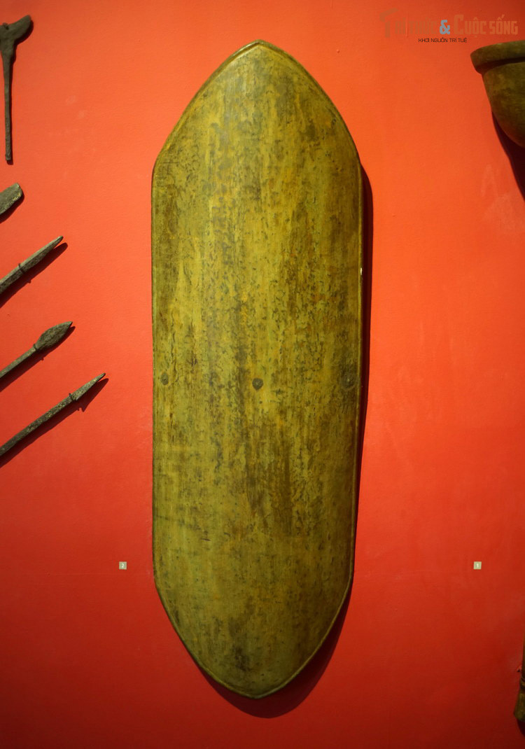 Khiên hộ thân của chiến binh nhà Trần ở sông Bạch Đằng. Sáng 9/4/1288, thủy quân giặc tiến vào sông Bạch Đằng và rơi vào ổ phục kích của quân ta. Bị tấn công dữ dội, tướng giặc Ô Mã Nhi cố tìm đường thoát ra biển.