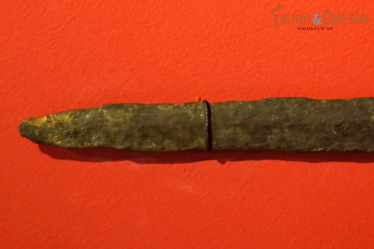 Cận cảnh một lưỡi kiếm từng được dùng để chém vào quân thù. Không có cửa thoát trên sông, một số cánh quân Nguyên bỏ thuyền chạy lên bờ để tìm đường trốn chạy. Nhưng vừa đặt chân lên bờ, chúng lại bị lực lượng của quân nhà Trần chặn đánh kịch liệt.