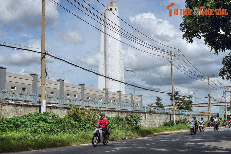Về hành chính, vào thời nhà Nguyễn, vùng đất Thủ Đức ban đầu là huyện Ngãi An của tỉnh Biên Hòa (nay là Đồng Nai). Sau đó vùng này nhập vào tỉnh Gia Định. Trong giai đoạn này, tên gọi vùng đất Thủ Đức được sử dụng rộng rãi trong dân gian. Ảnh: Nhà máy nước Thủ Đức.
