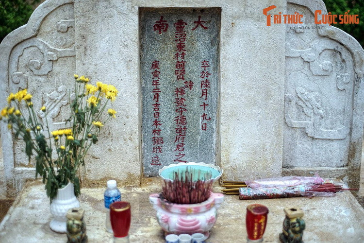 Ngày nay, tiền hiền Tạ Dương Minh - người sáng lập vùng đất Thủ Đức - vẫn được người dân tôn kính, thờ phụng. Mộ phần của ông đã được xếp hạng di tích kiến trúc nghệ thuật cấp thành phố vào năm 2007. Ảnh: Bia mộ ở mộ tiền hiền Tạ Dương Minh.