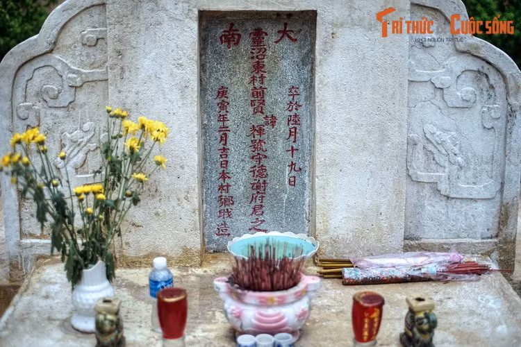 Ngày nay, tiền hiền Tạ Dương Minh - người sáng lập vùng đất Thủ Đức - vẫn được người dân tôn kính, thờ phụng. Mộ phần của ông đã được xếp hạng di tích kiến trúc nghệ thuật cấp thành phố vào năm 2007. Ảnh: Bia mộ ở mộ tiền hiền Tạ Dương Minh.