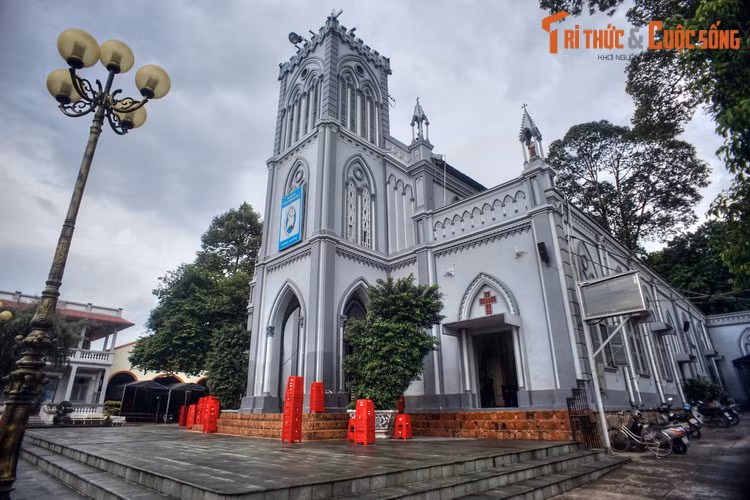 Sau khi chiếm toàn bộ Nam Kỳ, năm 1868, chính quyền thực dân Pháp phân chia lại hành chính khu vực. Ngày 9/10/1868, cái tên Thủ Đức xuất hiện trong văn bản chính thức với việc huyện Ngãi An tách ra lập khu thanh tra độc lập, gọi là khu thanh tra Thủ Đức. Ảnh: Nhà thờ Thủ Đức.