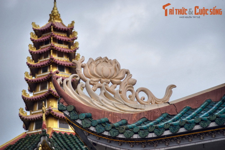 Đơn vị hành chính quận Thủ Đức được duy trì đến năm 1975 thì chuyển thành huyện Thủ Đức. Năm 1997, huyện này được giải thể để thành lập quận Thủ Đức, quận 2 và 9. Ngày 9/12/2020, quyết định thành lập TP Thủ Đức được ban hành, có hiệu lực từ 1/1/2021. Ảnh: Chùa Vạn Đức ở Thủ Đức.