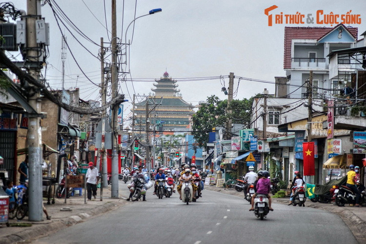 Các sử liệu cũ viết rằng, Tạ Dương Minh là thủ lĩnh của một nhóm người Hoa “bài Thanh phục Minh” bị nhà Thanh truy đuổi ráo riết nên lẩn tránh, di cư sang Việt Nam. Ông xin thần phục nhà Nguyễn và tự nguyện làm thần dân nước Việt. Ảnh: Đường Tô Ngọc Vân, TP Thủ Đức.