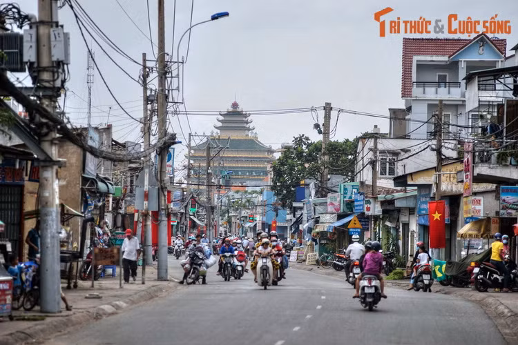 Các sử liệu cũ viết rằng, Tạ Dương Minh là thủ lĩnh của một nhóm người Hoa “bài Thanh phục Minh” bị nhà Thanh truy đuổi ráo riết nên lẩn tránh, di cư sang Việt Nam. Ông xin thần phục nhà Nguyễn và tự nguyện làm thần dân nước Việt. Ảnh: Đường Tô Ngọc Vân, TP Thủ Đức.