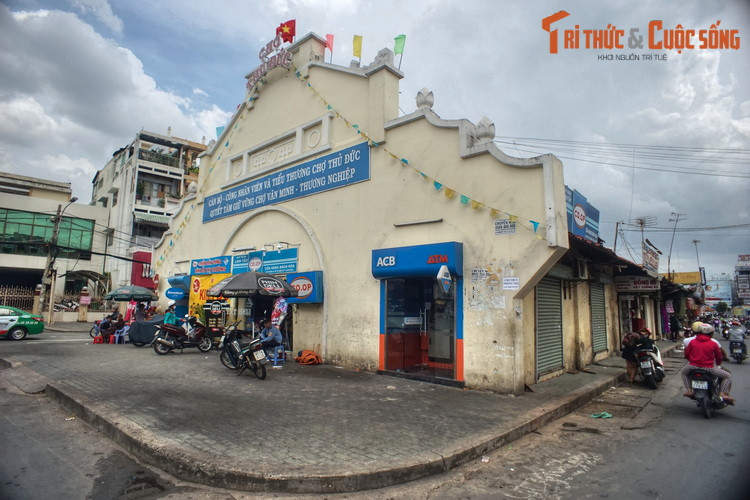 Một di sản còn tồn tại đến ngày nay của tiền hiền Tạ Dương Minh là chợ Thủ Đức, một khu mua bán sầm uất được ông cho lập tại vị trí trung tâm vùng đất mình quản lý, giúp sự giao thương của người dân trong khu vực thuận tiện. Ảnh: Chợ Thủ Đức.