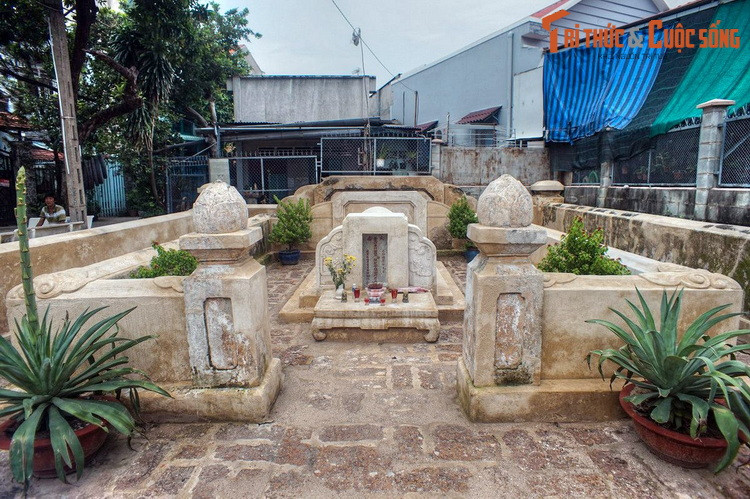 Theo các nhà nghiên cứu, tên gọi Thủ Đức được đặt theo tên hiệu của ông Tạ Dương Minh (còn gọi là Tạ Huy), người có khai hoang lập ấp tại vùng đất này vào khoảng cuối thế kỷ 17, đầu thế kỷ 18. Ảnh: Mộ tiền hiền Tạ Dương Minh ở TP Thủ Đức.