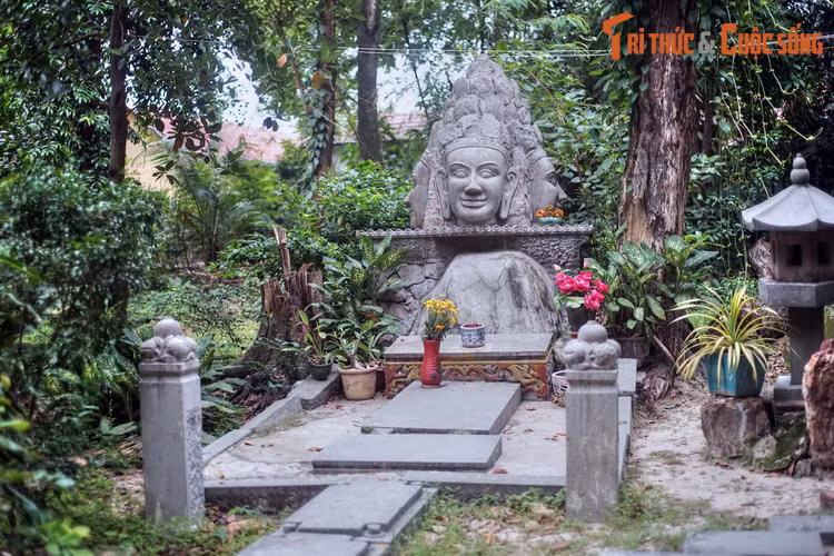 Với chính sách “chiêu dân lập ấp” của triều đình bấy giờ, ông Tạ đã được thu nhận. Tại nơi ngày nay là TP Thủ Đức, ông đã dẫn dắt một cộng đồng gồm người Việt, Hoa, Chăm, Miên khai khẩn đất hoang, mở rộng canh tác, xây dựng làng xã. Ảnh: Chùa Bửu Quang ở Thủ Đức.
