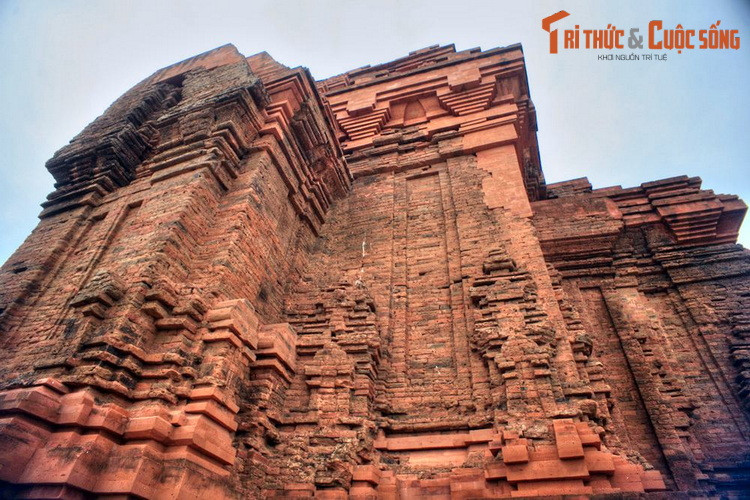 Cho tới thể kỷ 19, nơi đây từng có ba tòa tháp, nhưng ngày nay chỉ còn hai tháp Bắc và Nam còn đứng vững. Tháp Nam là tháp lớn và còn nguyên vẹn hơn trong quần thể tháp Hòa Lai. Tháp phía Bắc có quy mô nhỏ hơn, được trang trí tương tự tháp Nam.