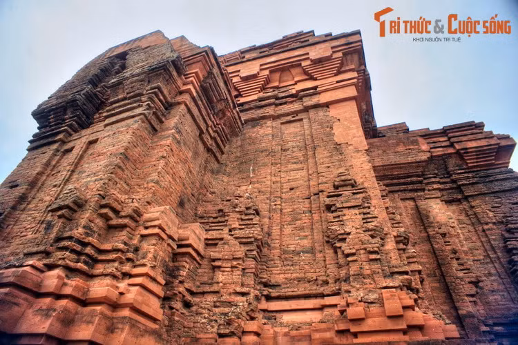 Cho tới thể kỷ 19, nơi đây từng có ba tòa tháp, nhưng ngày nay chỉ còn hai tháp Bắc và Nam còn đứng vững. Tháp Nam là tháp lớn và còn nguyên vẹn hơn trong quần thể tháp Hòa Lai. Tháp phía Bắc có quy mô nhỏ hơn, được trang trí tương tự tháp Nam.