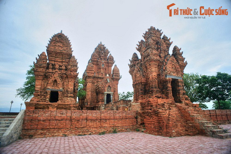 Ngày nay, quần thể tháp Chăm Po Klong Garai còn lại 3 công trình quan trọng là tháp chính (tháp Kalan – cao 20,5 mét, ở giữa trong ảnh), tháp cổng (tháp Gopura – cao 9,31 mét, bên phải) và tháp lửa (tháp Kosaghra – cao 8,56m, bên trái).