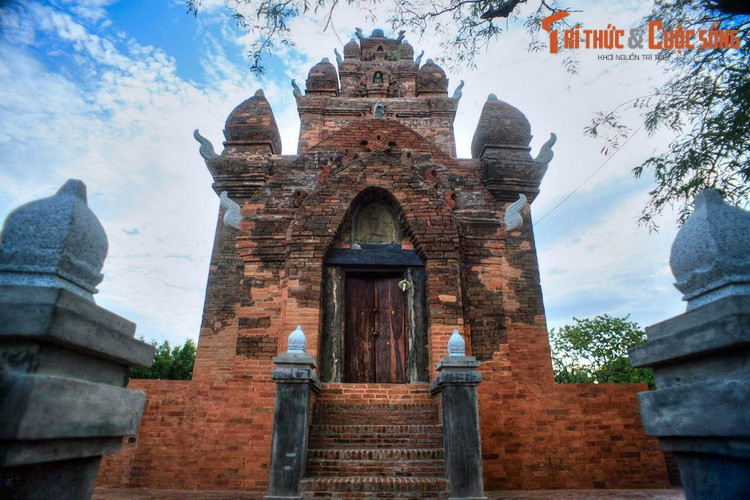 Tháp Po Rome mang phong cách kiến trúc Champa muộn, là một tháp vuông ba tầng, cao khoảng 8 mét, hướng về phía Đông. Ngoài tháp chính, khu vực này vẫn tồn tại còn nhiều dấu tích kiến trúc khác và cùng các hiện vật điêu khắc cổ xưa.