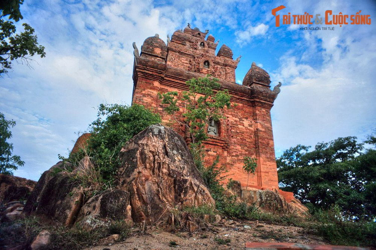 Mặc dầu không trang nhã và tinh tế như các tháp cổ hơn, nhưng tháp Po Rome vẫn là một kiến trúc bằng gạch bề thế đáng chiêm ngưỡng của người Chăm.