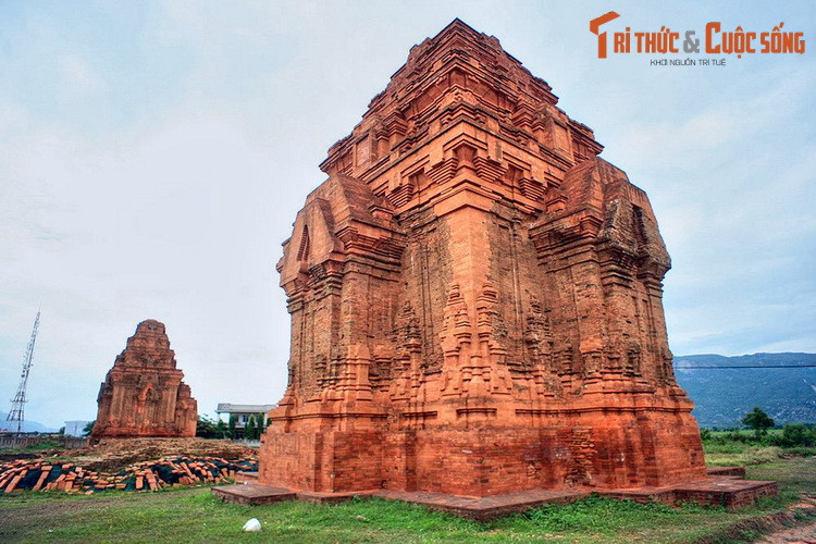 2. Nằm bên Quốc lộ 1 thuộc địa phận xã Tân Hải, huyện Ninh Hải, tháp Hòa Lai là một di tích Chăm nổi tiếng khác của tỉnh Ninh Thuận. Tháp được xây dựng ở thế kỷ 9, nằm trên vùng đất cao nhất của một cánh đồng lớn.