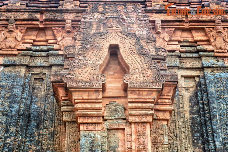 Về tổng thể, tháp Hòa Lai mang một phong cách kiến trúc đặc trưng, được giới nghiên cứu đặt tên là phong cách Hoà Lai. Các di tích còn lại ở tháp Chăm Hoà Lai được giới nghiên cứu mỹ thuật đánh giá là một trong những kiến trúc tháp thành công nhất, đẹp nhất của vương quốc Champa.