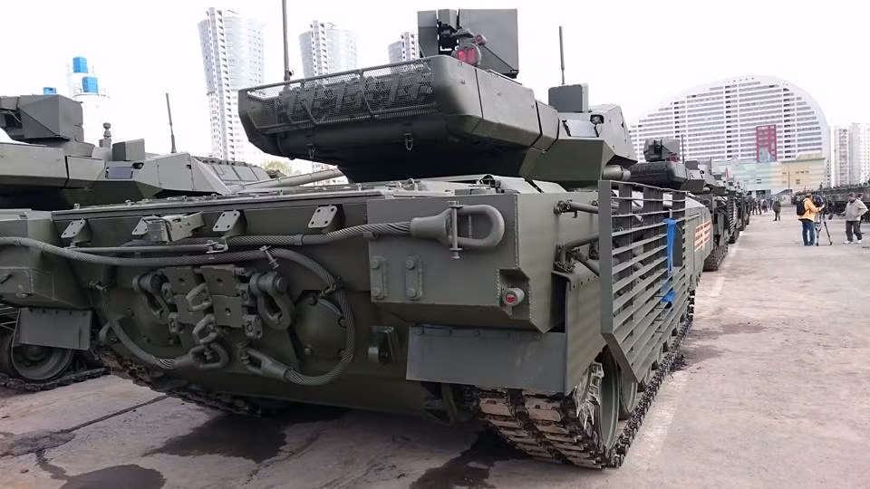 Với kích cỡ nhỏ gọn như vậy, có thể thấy rằng T-14 Armata đúng là trang bị tháp pháo tự động, không người điều khiển. Loại pháo chính được trang bị vẫn là 125mm nòng trơn có thể phóng tên lửa chống tăng qua nòng.
