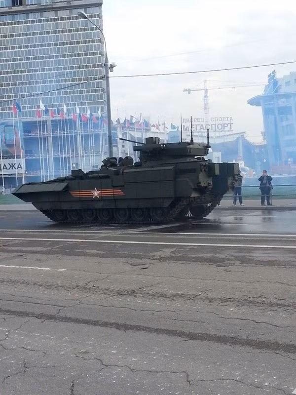 Ngoài T-14 Armata, sau cùng người Nga cũng đã lột bỏ lớp vải ngụy trang tháp pháo các xe chiến đấu bộ binh Kurganets 25, T-15 Armata; xe thiết giáp chở quân Bumerang và một số tổ hợp vũ khí tự hành khác. Trong ảnh là chiếc T-15 Armata với tháp pháo.