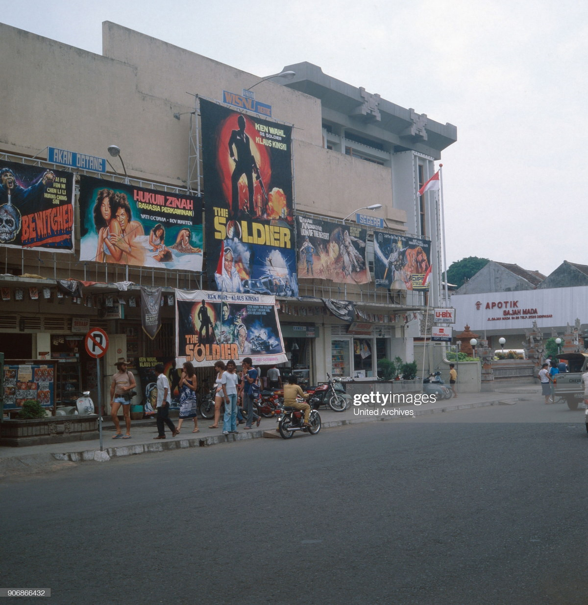 Bên ngoài rạp phim ở thành phố Denpasar, thủ phủ của Bali, Indonesia năm 1982. Ảnh: Walter Rudolph/ Getty Images.